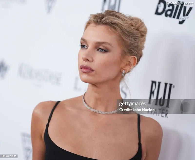 Stella Maxwell photo 13 of 1066
