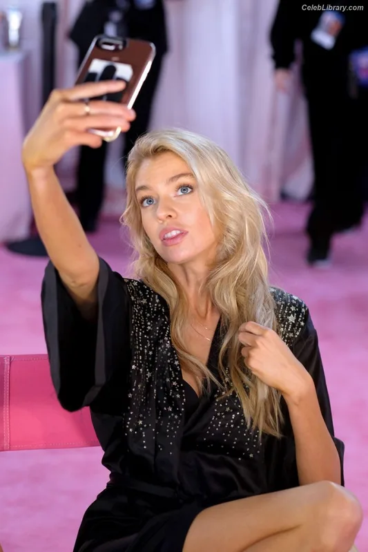 Stella Maxwell photo 4 of 1066