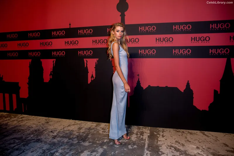 Stella Maxwell photo 22 of 1066