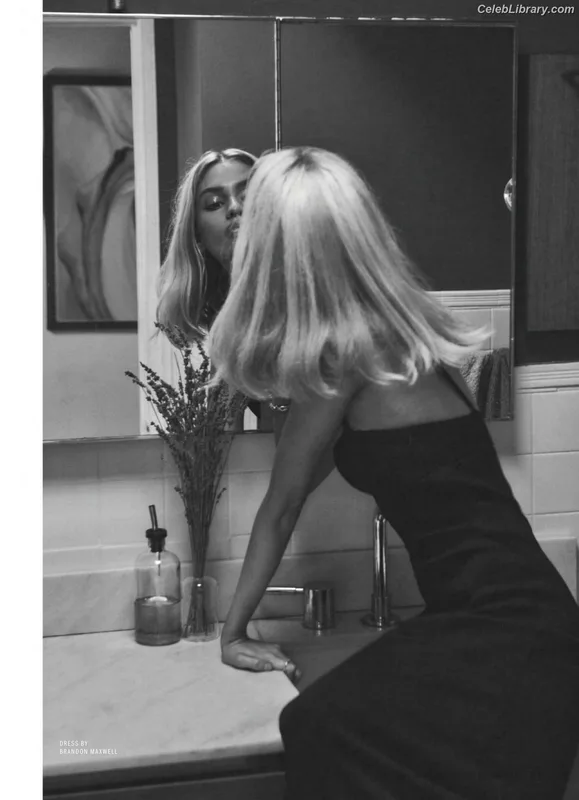 Stella Maxwell photo 4 of 1066