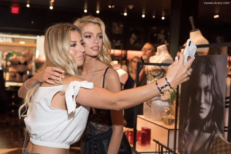 Stella Maxwell photo 22 of 1066