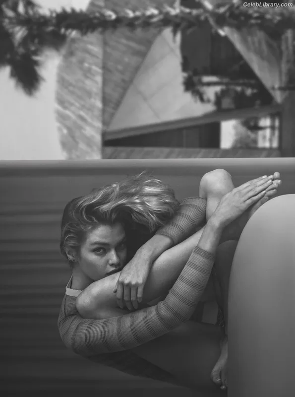 Stella Maxwell photo 4 of 1066