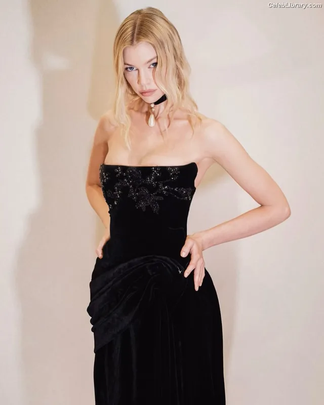 Stella Maxwell photo 3 of 1066