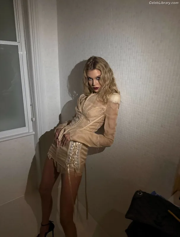Stella Maxwell photo 19 of 1066