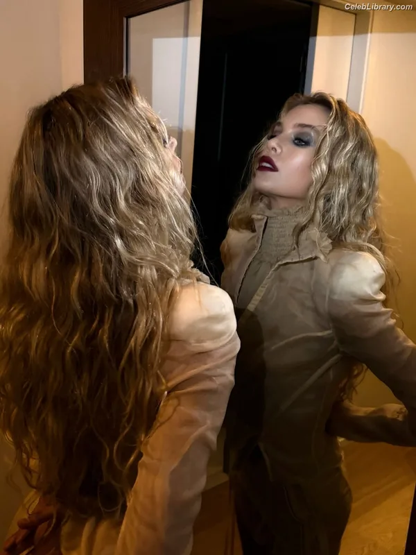 Stella Maxwell photo 23 of 1066