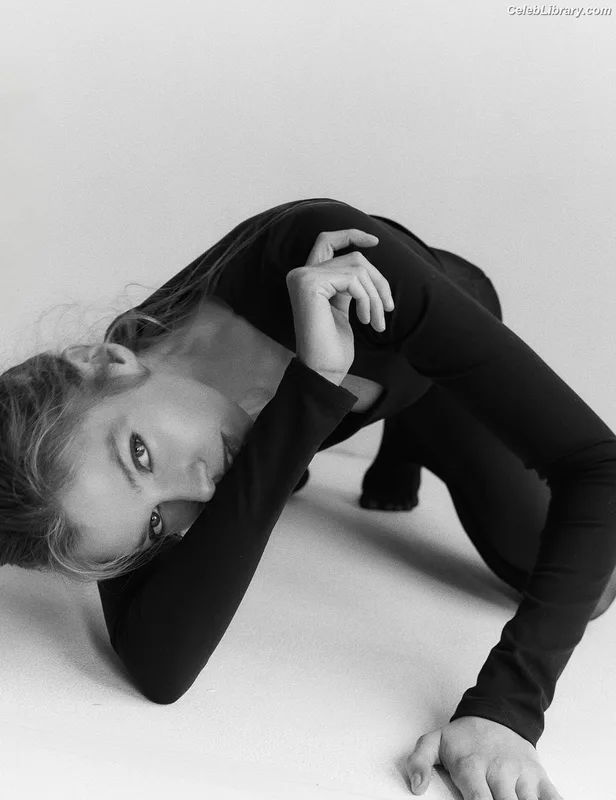 Stella Maxwell photo 3 of 1066