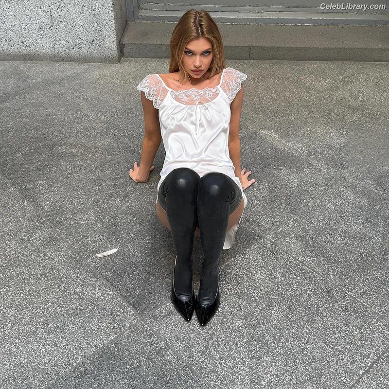 Stella Maxwell photo 7 of 1066