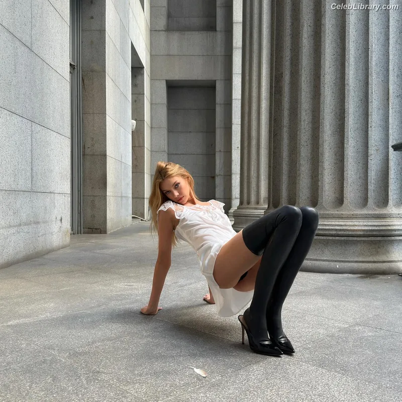 Stella Maxwell photo 9 of 1066