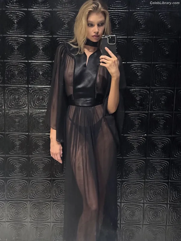 Stella Maxwell photo 16 of 1066