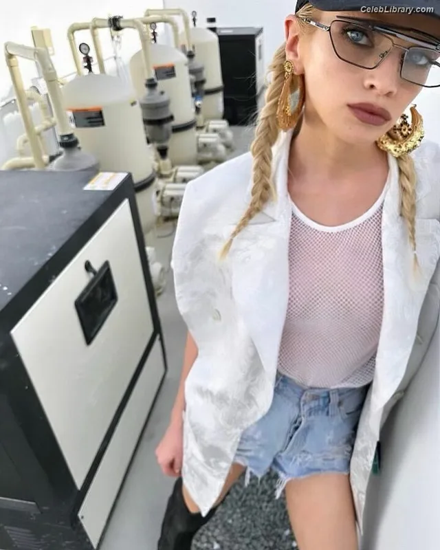 Stella Maxwell photo 2 of 1066