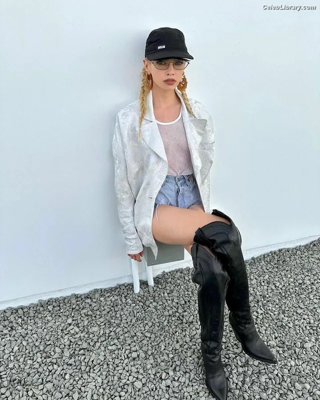 Stella Maxwell photo 4 of 1066