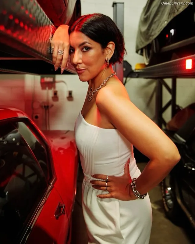 Stephanie Beatriz photo 2 of 309