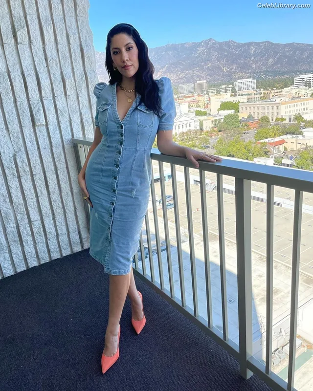 Stephanie Beatriz photo 1 of 309