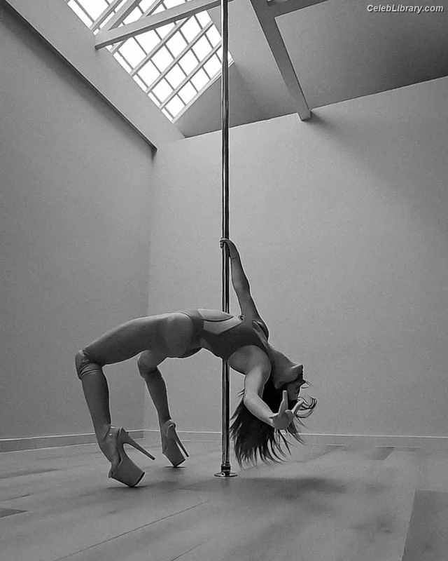 Stephanie Bendixsen photo 16 of 28