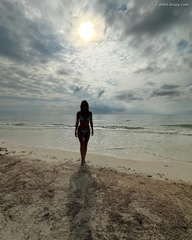 Stephanie Cayo photo 6 of 54