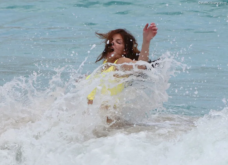 Stephanie Seymour photo 4 of 93