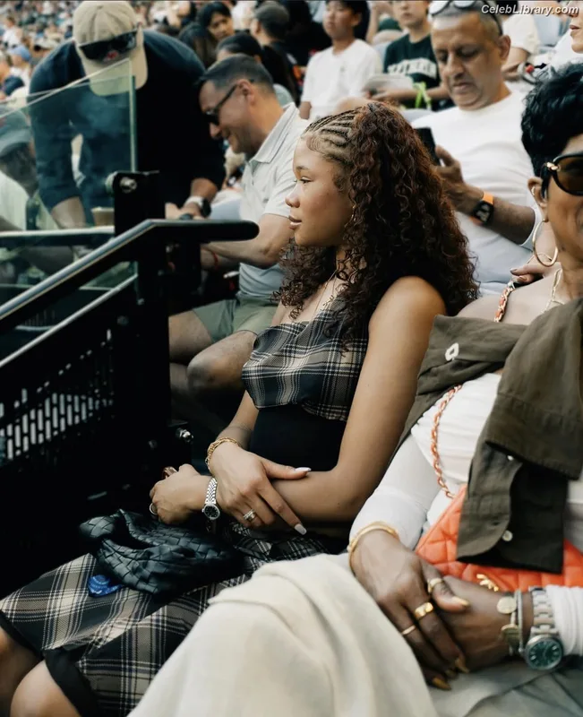 Storm Reid photo 2 of 884