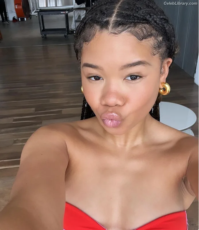 Storm Reid photo 1 of 884