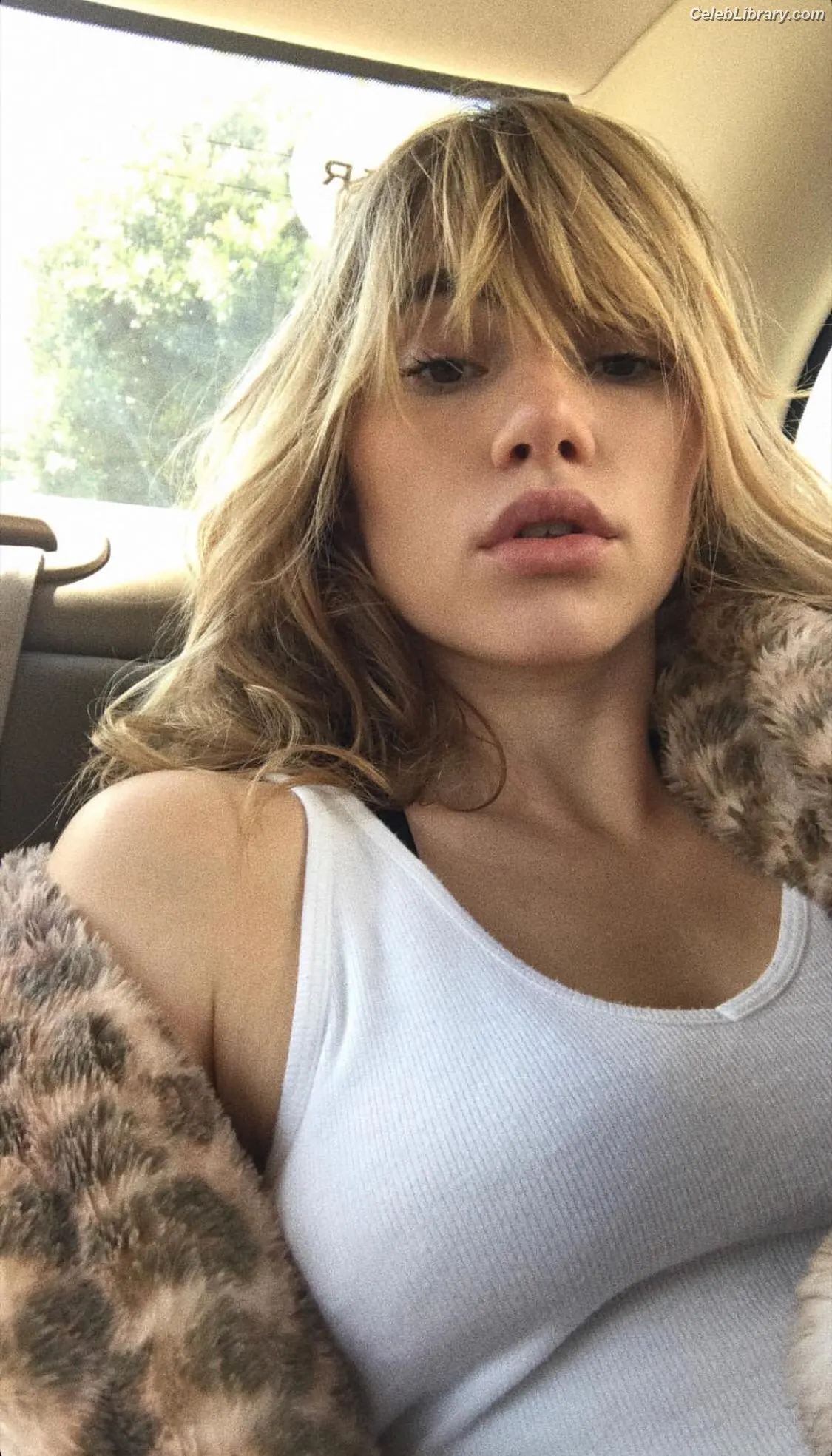 Suki Waterhouse photo 2 of 229