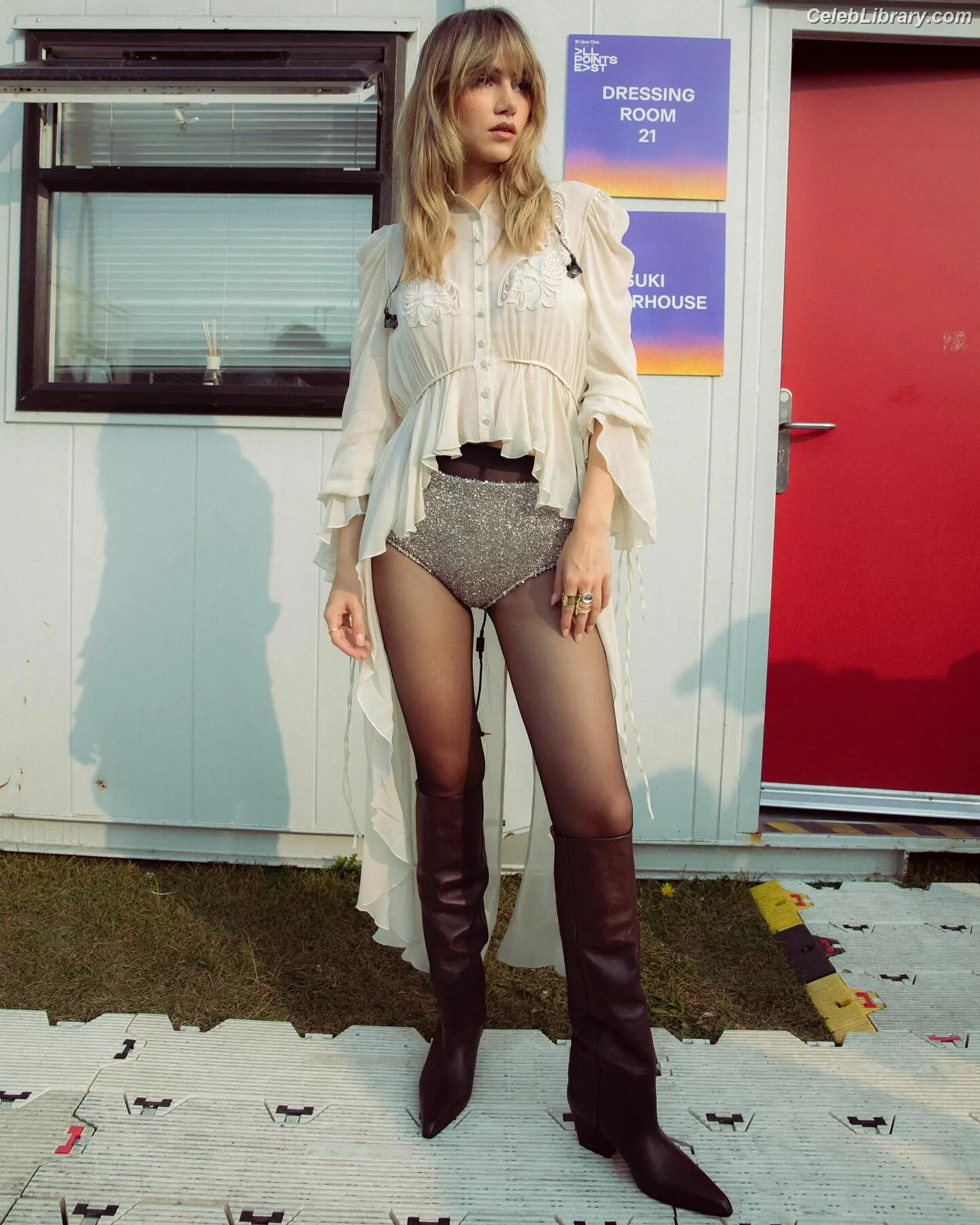Suki Waterhouse photo 13 of 229