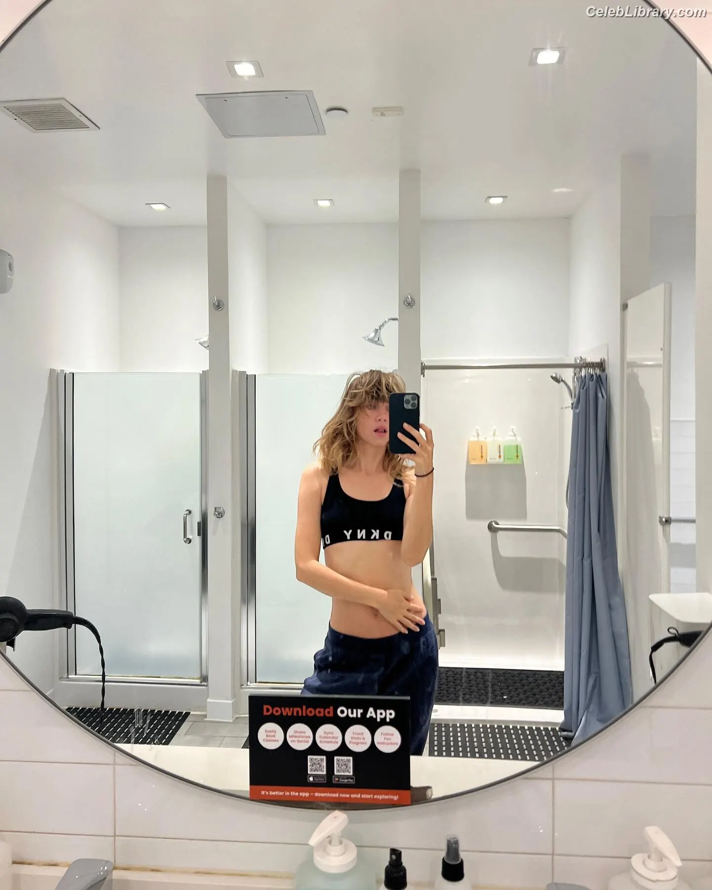 Suki Waterhouse photo 1 of 229