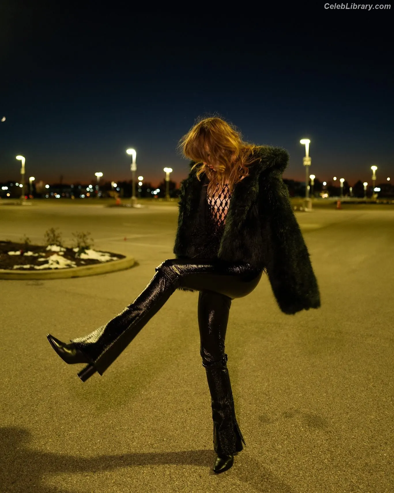 Suki Waterhouse photo 3 of 229