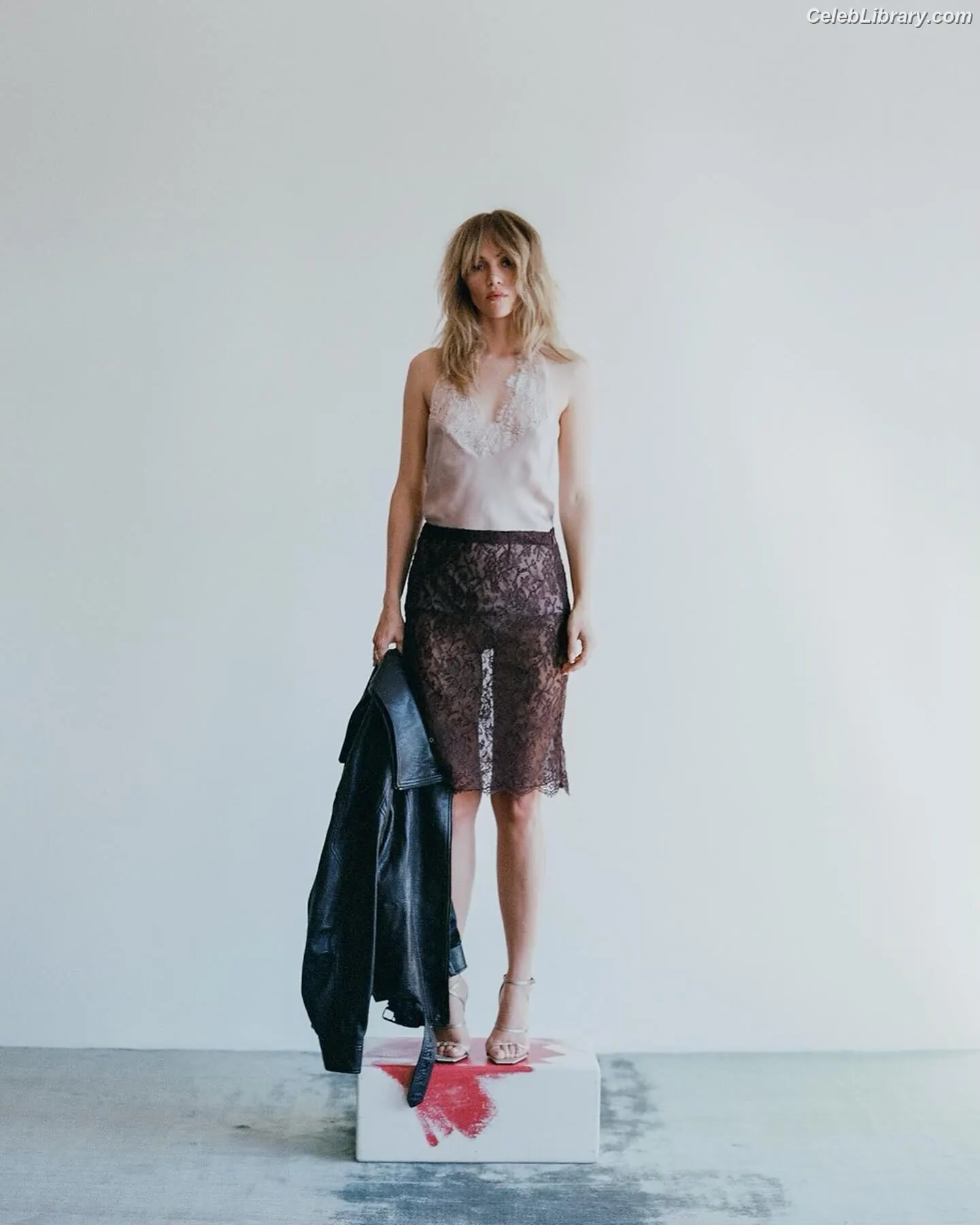 Suki Waterhouse photo 14 of 229