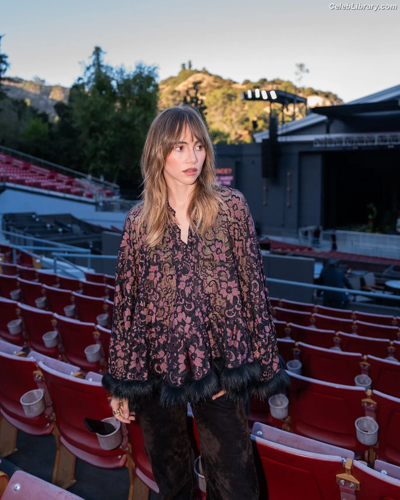 Suki Waterhouse photo 2 of 229