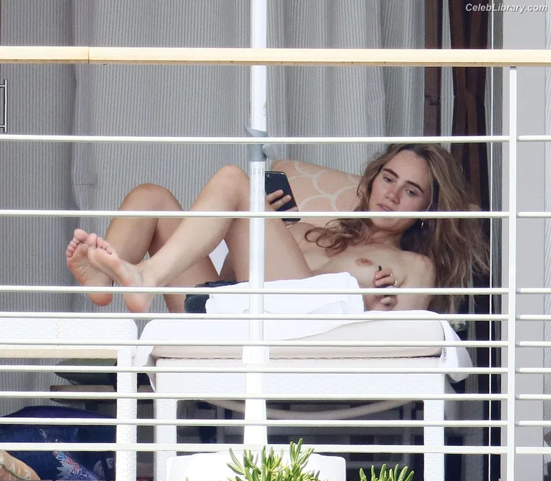 Suki Waterhouse photo 3 of 230