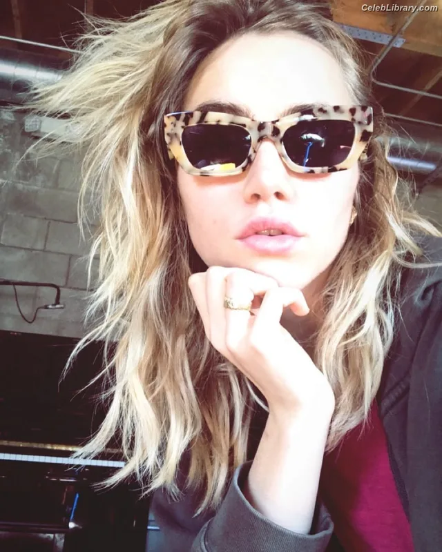 Suki Waterhouse photo 21 of 230