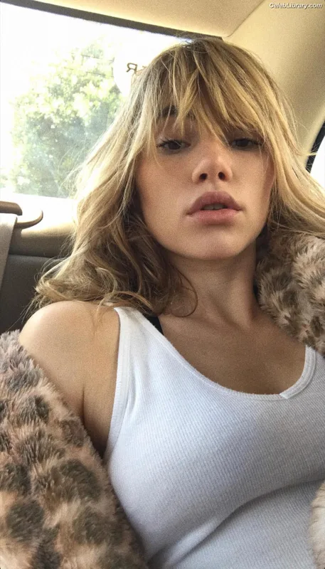 Suki Waterhouse photo 2 of 230