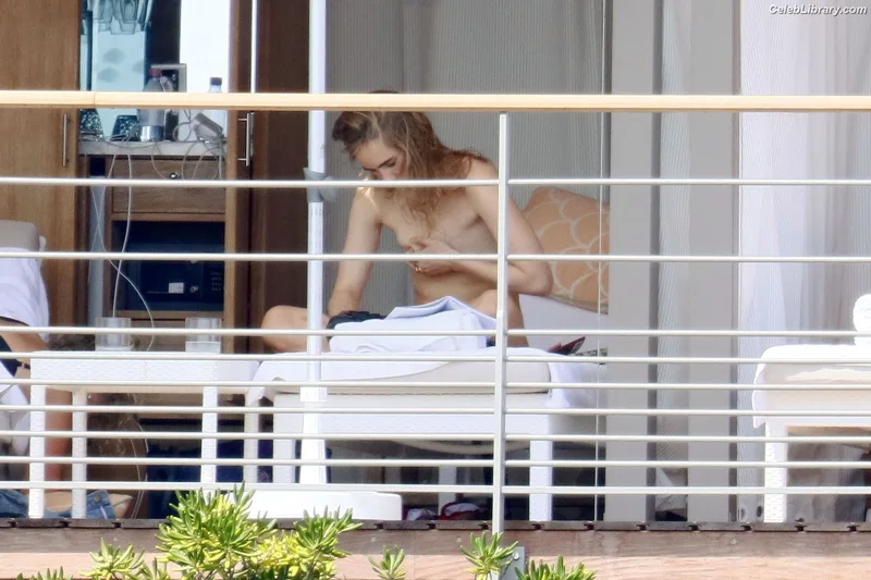 Suki Waterhouse photo 4 of 230