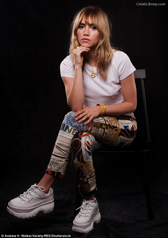 Suki Waterhouse photo 7 of 230