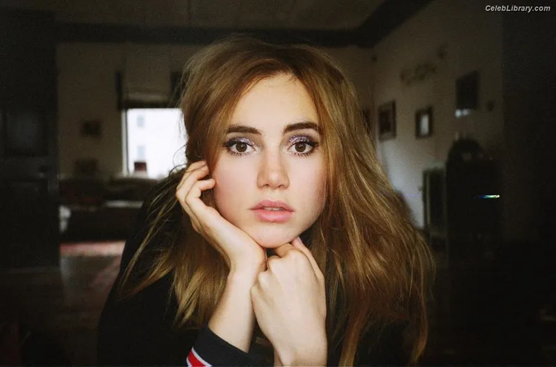 Suki Waterhouse photo 9 of 230