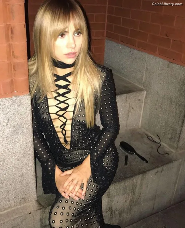 Suki Waterhouse photo 11 of 230
