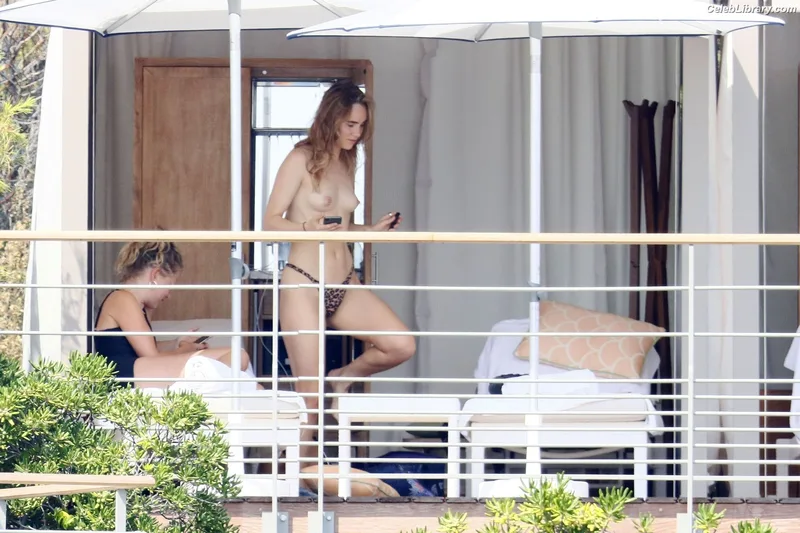 Suki Waterhouse photo 13 of 230