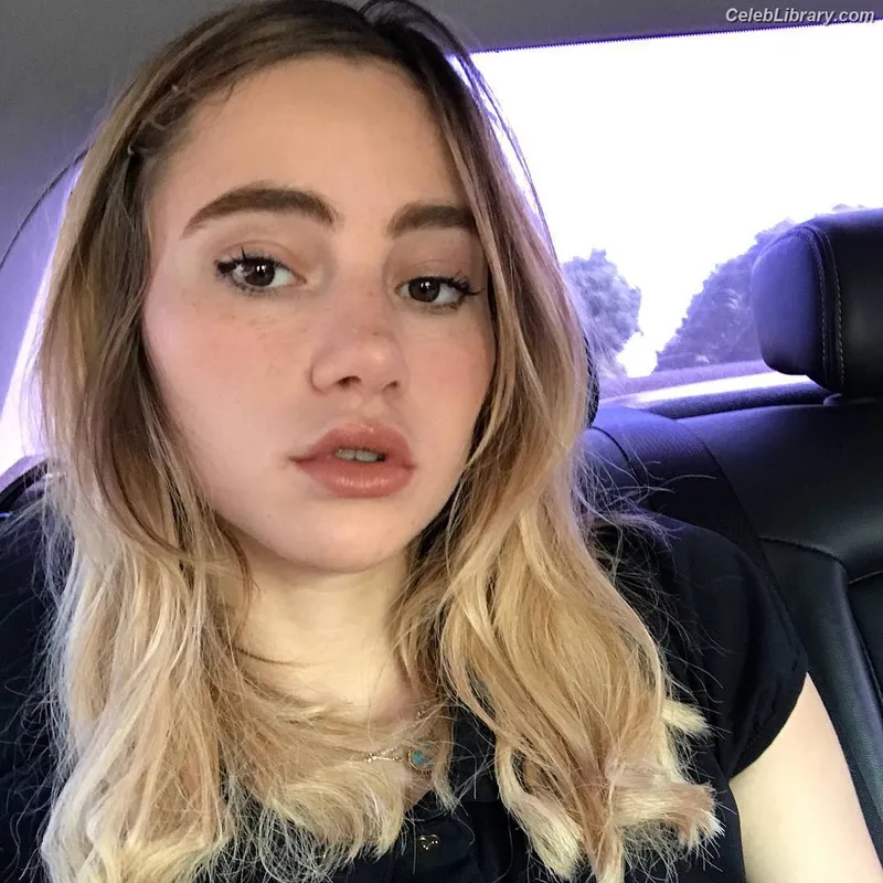Suki Waterhouse photo 22 of 230