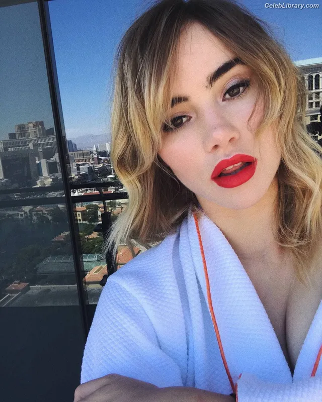 Suki Waterhouse photo 6 of 230