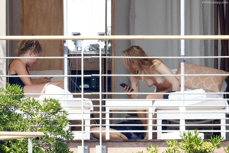 Suki Waterhouse photo 14 of 230