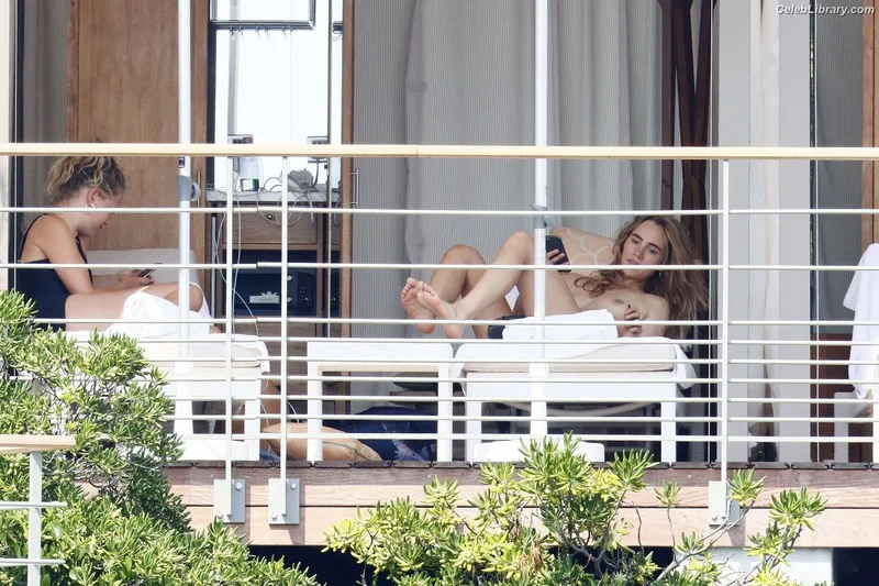 Suki Waterhouse photo 16 of 230