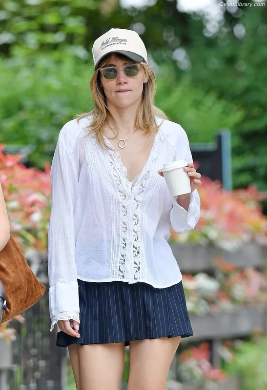 Suki Waterhouse photo 21 of 230