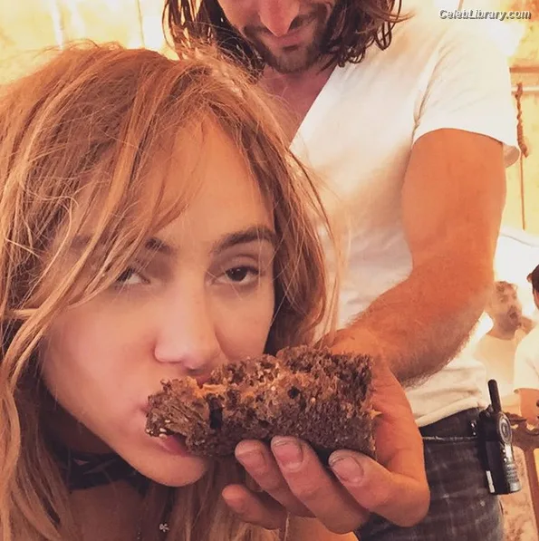 Suki Waterhouse photo 11 of 230