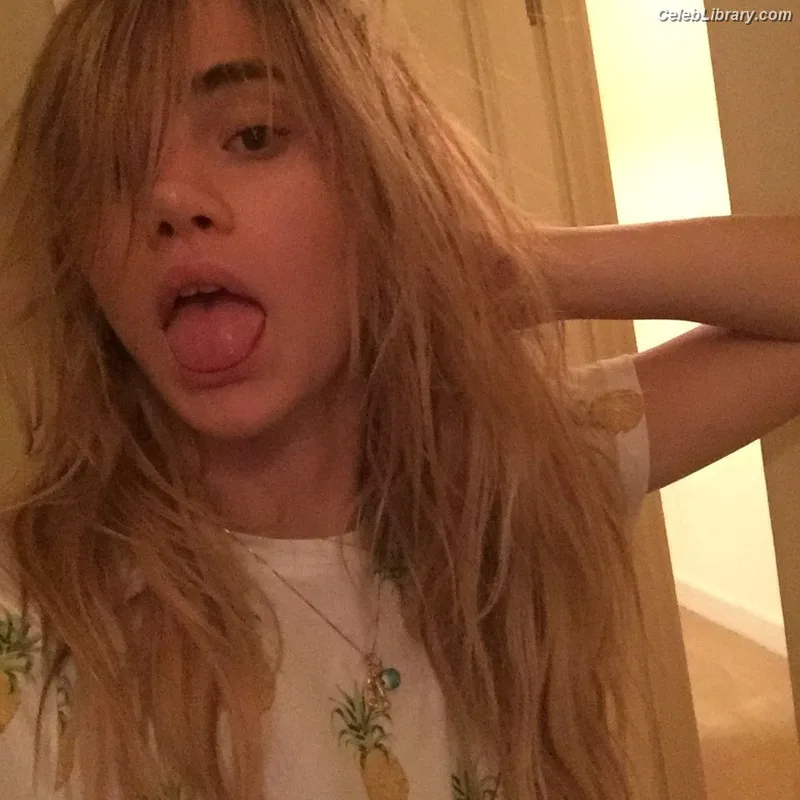Suki Waterhouse photo 20 of 230