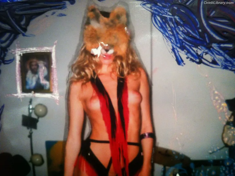 Suki Waterhouse photo 6 of 230