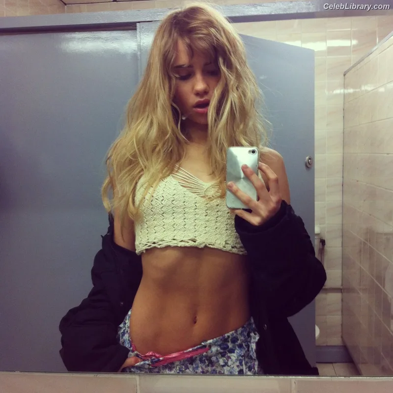 Suki Waterhouse photo 9 of 230