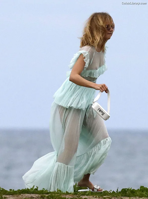 Suki Waterhouse photo 22 of 230