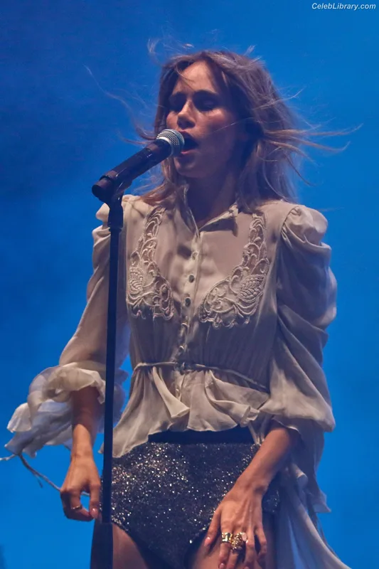 Suki Waterhouse photo 21 of 230