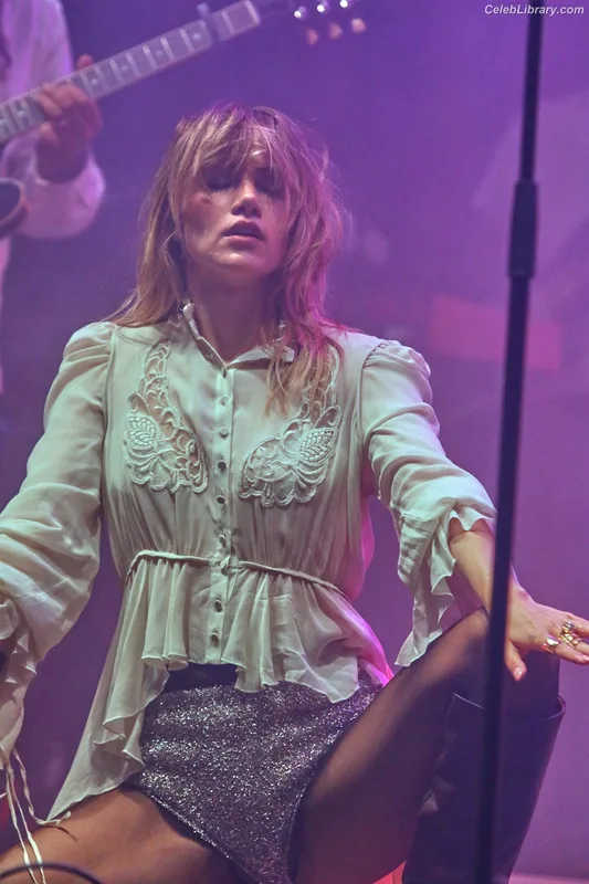 Suki Waterhouse photo 5 of 230
