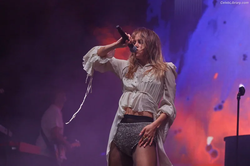 Suki Waterhouse photo 11 of 230