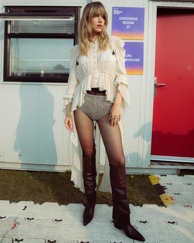 Suki Waterhouse photo 13 of 230